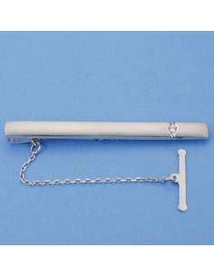 18K AGUJA CIRCONITA. 56 X 5 MM.