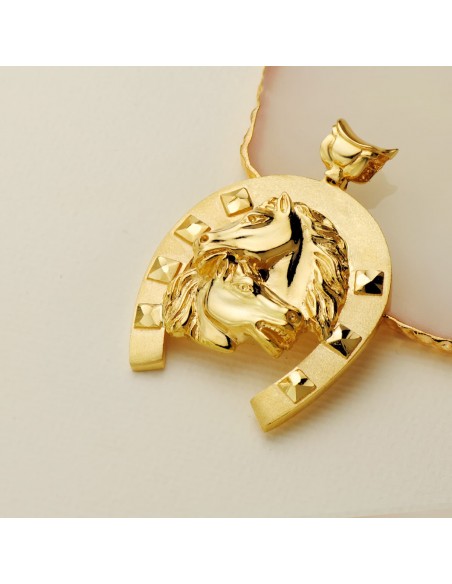 18K COLGANTE ORO AMARILLO HERRADURA CON CABALLOS 50 X 44 MM.