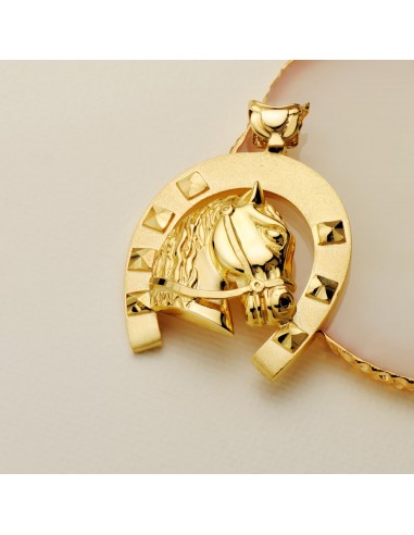18K COLGANTE ORO AMARILLO HERRADURA CON CABALLO. 50 X 44 MM