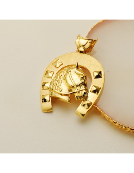 18K COLGANTE ORO AMARILLO HERRADURA CON CABALLO. 44 X 39 MM