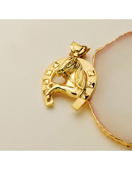 18K COLGANTE ORO AMARILLO HERRADURA CON CABALLO. 40 X 34 MM