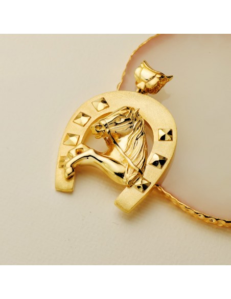 18K COLGANTE ORO AMARILLO HERRADURA CON CABALLO. 48 X 40 MM