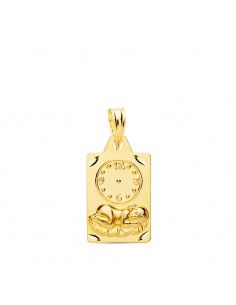 18K MEDALLA RECTANGULO NIÑO DE LA HORA CON RELOJ TALLADA. 19 X 11 MM