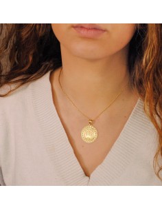 18K MEDALLA ORO AMARILLO CORONA CON BORDE DE GRECA CALADA. 27 MM 2