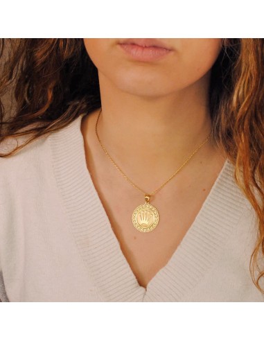 18K MEDALLA ORO AMARILLO CORONA CON BORDE DE GRECA CALADA. 27 MM