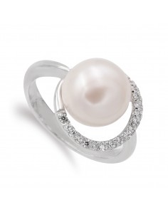 18K SORTIJA ORO BLANCO CON PERLA 10 MM Y CERCO DE CIRCONITAS. CUERPO 3 MM.