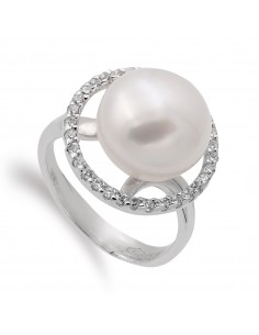 18K SORTIJA ORO BLANCO CON PERLA 10 MM Y CERCO DE CIRCONITAS. CUERPO 4 MM.