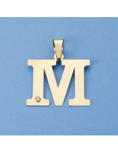 18K COLGANTE LETRA "M" CIRCONITA. 25 X 23 MM