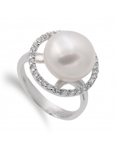 18K SORTIJA ORO BLANCO CON PERLA 10 MM Y CERCO DE CIRCONITAS. ANCHO CUERPO: 4 MM