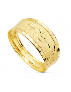 18K SORTIJA ORO AMARILLO MATIZADA CON FLORES TALLADAS Y BORDES TALLADOS. ANCHO 9 MM
